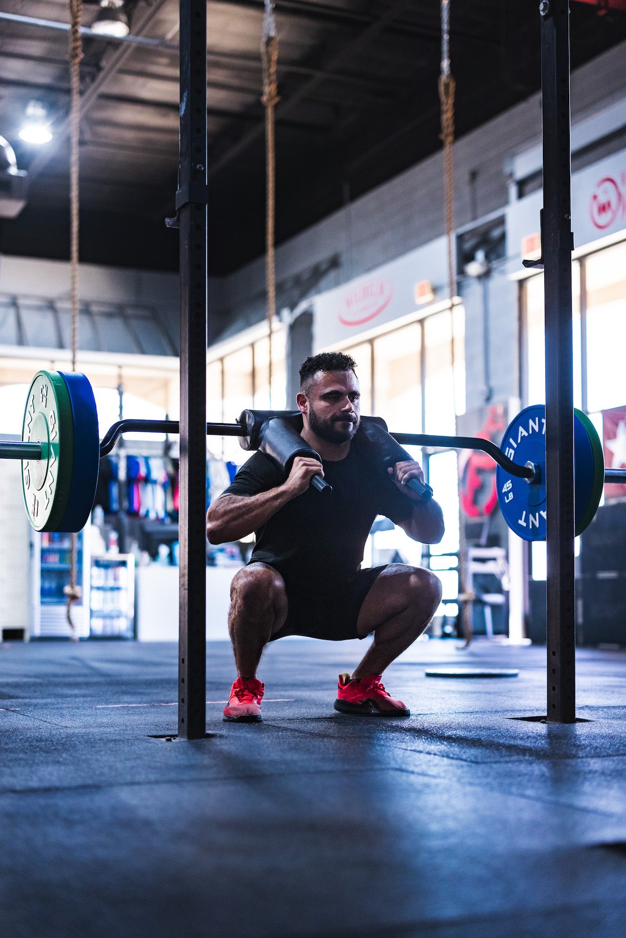 Squat bar with online handles